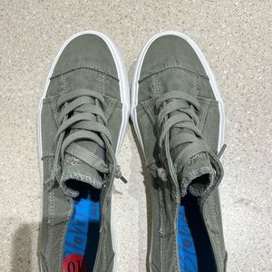 NWOT Women’s Blowfish Slip-On Style Sneaker in a gray/green color Size 10.